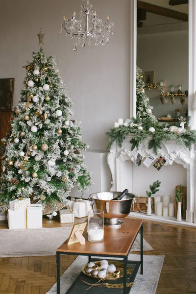 Interior de Navidad en estilo retro con sillón y espejo. Fondo borroso —  Fotos de Stock