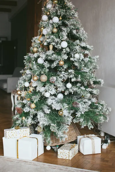 Χριστουγεννιάτικο εσωτερικό σε ρετρό στυλ με πολυθρόνα και καθρέφτη. Θολή φόντο — Φωτογραφία Αρχείου