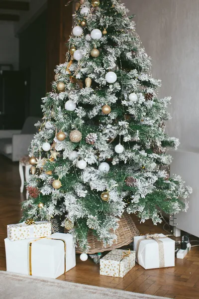 Interior de Navidad en estilo retro con sillón y espejo. Fondo borroso —  Fotos de Stock