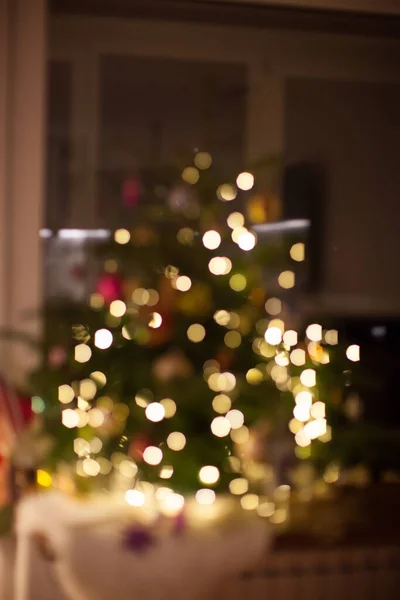 Abstracto. Borrosa. Luz Bokeh. Árbol de Navidad. — Foto de Stock