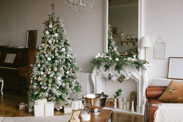 Christmas interior in retro style. — Stock Photo, Image