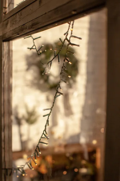 Intérieur de Noël dans un style rétro en blanc avec arbre. Une couronne de Noël. Fenêtre. — Photo