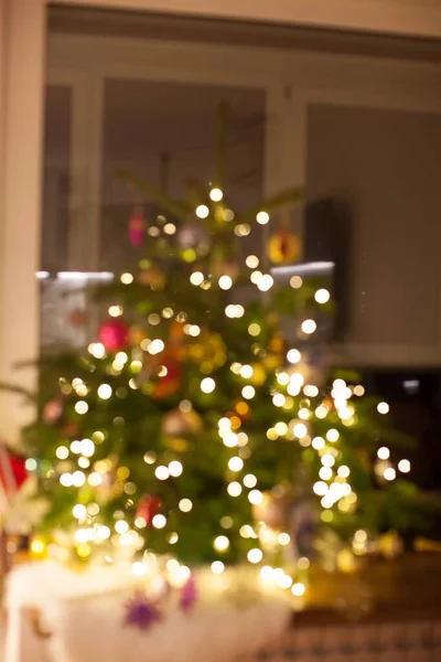 Περίληψη. Θολή. Το φως του Μπόκεχ. Χριστουγεννιάτικο δέντρο. — Φωτογραφία Αρχείου