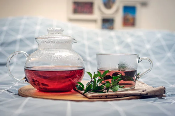 Uma Caneca Chá Ervas Bule Vidro Uma Bandeja Madeira Cama — Fotografia de Stock