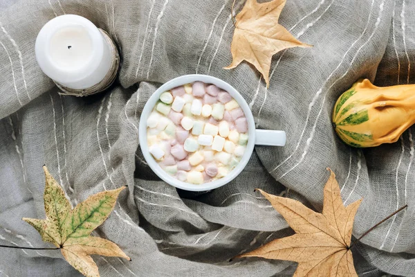 Šálek Kakaa Marshmallows Šedém Textilním Pozadí Podzimními Listy Dýní Svíčkou — Stock fotografie