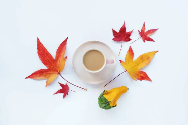 Šálek kávy a podzimní listí na bílém pozadí, horní pohled, plochý ležel. Koncept podzimu — Stock fotografie