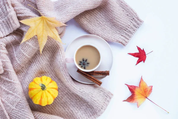 Horká Káva Anýzem Skořicí Šálku Žlutou Dýní Podzimními Listy Pohled — Stock fotografie