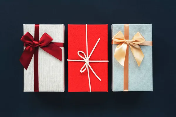 Siyah arka planda üç hediye kutusu. Noel konsepti. Üst görünüm, düz görünüm, kopyalama alanı — Stok fotoğraf