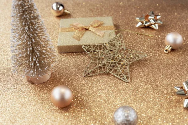 Weihnachten Winter Hintergrund Minimal Abstrakter Baum Geschenkbox Kugeln Und Stern — Stockfoto