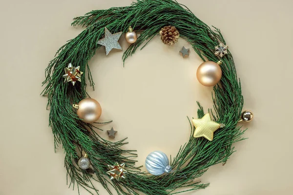Weihnachtskranz Aus Tannenzweigen Auf Hellbeigem Hintergrund Mit Goldenem Und Silbernem — Stockfoto