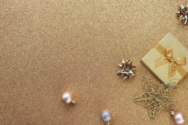 Weihnachten Winter Hintergrund Geschenkschachtel Kugeln Und Stern Auf Goldenem Hintergrund — Stockfoto