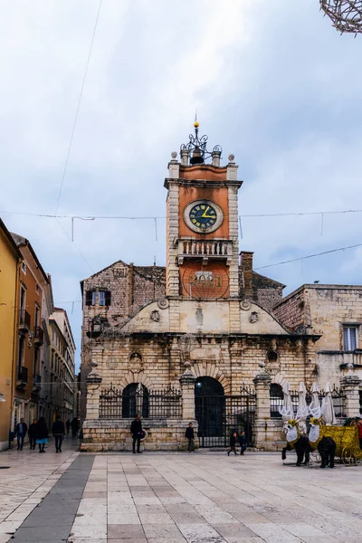 Zadar Hırvatistan - 24 Aralık 2020: Zadar 'daki Halk Meydanı Noel için yürüyen insanlarla süslendi. Hırvatistan