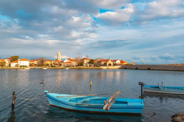 Vacker Utsikt Över Nin Stad Med Förtöjda Båtar Dalmatien Kroatien — Stockfoto