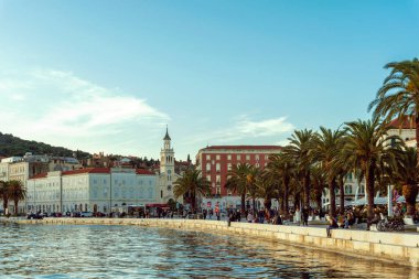 Hırvatistan 'ı Ayrıl - 29 Aralık 2021: Yürüyen insanlarla birlikte Split kentinin limanı.