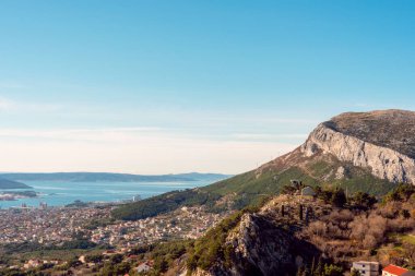 Klis kalesinden Hırvatistan 'ın Split ve Adriyatik denizlerine manzara