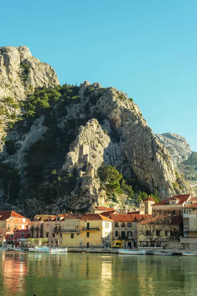 Omis stad vid Cetina floden och gamla ruiner av Pirate fästning. Kroatien — Stockfoto