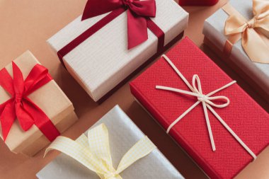 Arkaplanda hediye kutuları var. Doğum günü, Noel ya da Sevgililer Günü konsepti. Üst görünüm