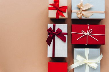 Kağıt üzerinde farklı hediye kutuları. Doğum günü, Sevgililer Günü ya da Noel konsepti. Üst görünüm, düz görünüm, kopyalama alanı.