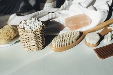 Doğal kozmetik ürünleri, sabun, ahşap fırçalar, kulak temizleme çubukları, açık mavi masada tarak ve doğal sünger. Güzellik, spa ve sağlık. Sıfır atık. Boşluğu kopyala