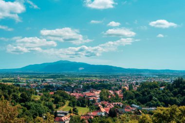 Hırvatistan 'ın Samobor kentindeki Medvednica dağının manzarası.
