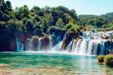Krka Ulusal Parkı 'nda güzel bir şelale. Skradinski Buk, Dalmaçya, Hırvatistan.
