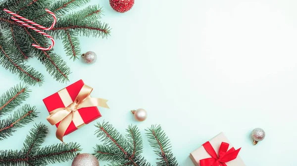 Різдвяні Прикраси Подарункові Коробки Ялинові Гілки Цукерки Світлому Фоні Вид — стокове фото