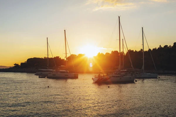 Deniz kenarında güzel bir gün batımı. Hırvatistan 'ın Cinayet Adası.