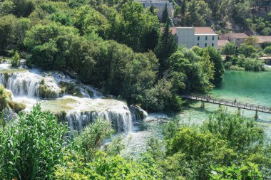 Krka Ulusal Parkı 'nda güzel bir şelale. Skradinski Buk, Dalmaçya, Hırvatistan.