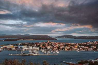 Gün batımında Betina köyünün hava manzarası, Murter Adası, Hırvatistan.