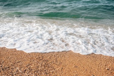 Deniz dalgaları, sahilde köpük, üst manzara..