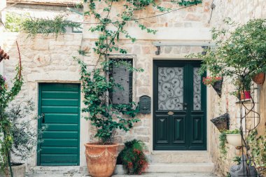 Taş ev cephesinin dekorasyonu, saksıda çiçekler, kırsal tarz..