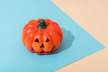 Mavi ve bej arka planda Jack-O-Lantern. Cadılar Bayramı konsepti.