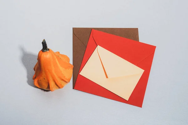 Enveloppes Colorées Citrouille Sur Une Table Concept Automne Vue Dessus — Photo
