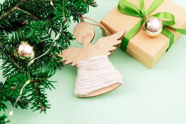 Figur Eines Spielzeugengels Geschenkschachtel Und Weihnachtskugeln Auf Grünem Hintergrund Ansicht — Stockfoto