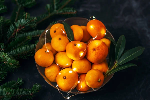 Schüssel Mit Frischen Mandarinen Weihnachtsbeleuchtung Und Tannenzweigen Ansicht Von Oben — Stockfoto