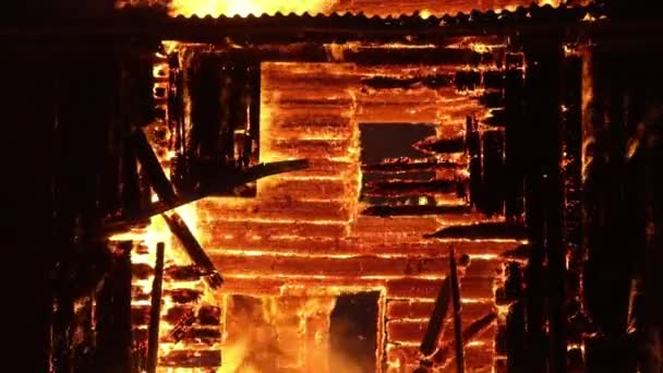 Горящий Дом Старый Деревянный Дом Горит Пожар — стоковое видео