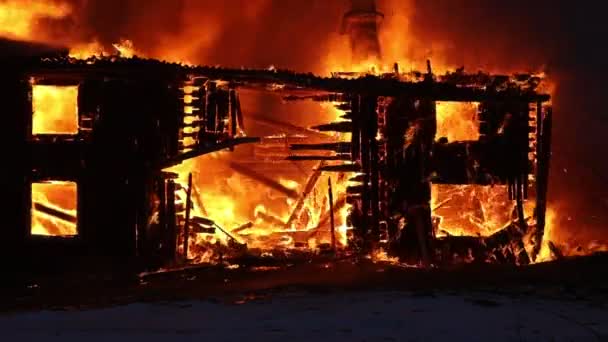 Горящий Дом Старый Деревянный Дом Горит Пожар — стоковое видео