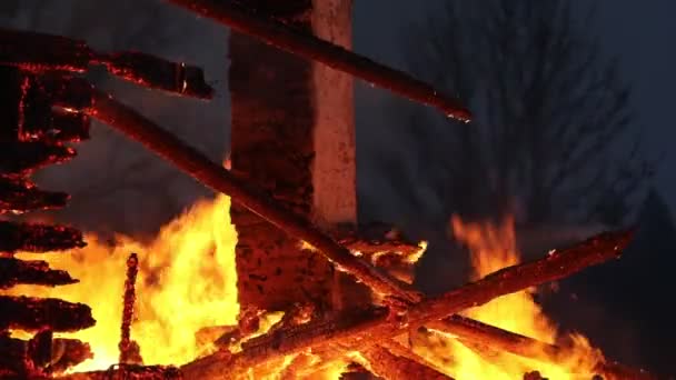 Горящий Дом Старый Деревянный Дом Горит Пожар — стоковое видео