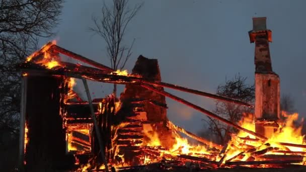 Φλεγόμενο Σπίτι Παλιό Ξύλινο Σπίτι Καίγεται Φωτιά — Αρχείο Βίντεο