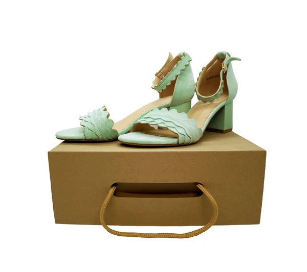 Mintblaue Sandalen Stehen Auf Einer Schachtel Isoliert Auf Weißem Hintergrund — Stockfoto