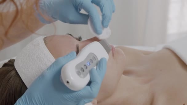 Equipamento Pele Ultra Sônica Mulher Face Tratamento Cosmetologia Clínica Feminina — Vídeo de Stock