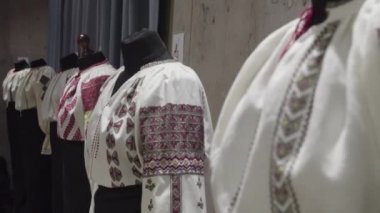 Romen geleneksel bluzları olarak bilinen işlemeli köylü bluzları.