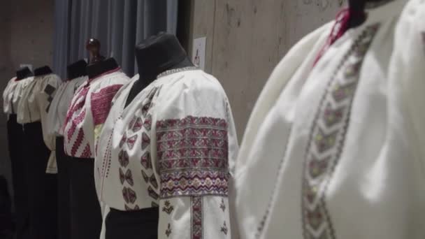 Geborduurde boerenblouses, bekend als romaanse traditionele blouses — Stockvideo