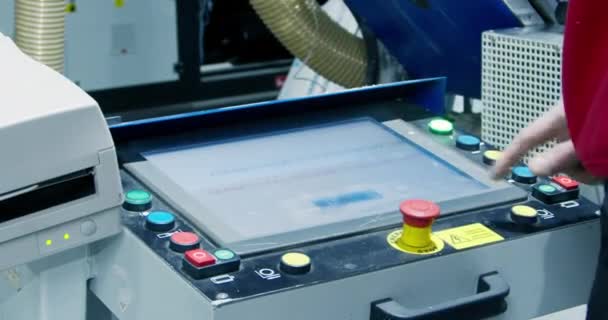 Una mano mans escribiendo en una pantalla táctil una máquina en una fábrica — Vídeo de stock