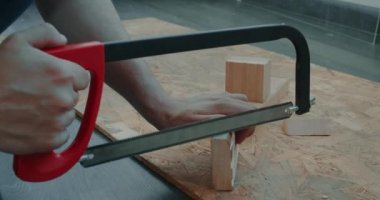 Adam evinde tadilat yaparak mobilya yapıyor. Usta tamirci mobilya montajında çalışıyor.