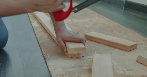 De mens bouwt zelf meubels en renoveert thuis. Meester reparateur is bezig met het monteren van meubels. — Stockvideo