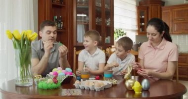 Paskalya Boyası - Paskalya yumurtası boyayan iki çocuklu bir aile