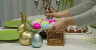 Yarın kadın Paskalya yemeği için tatil masasını hazırlıyor.