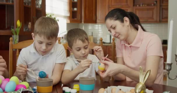 Mère et ses deux fils peignent des œufs de Pâques — Video