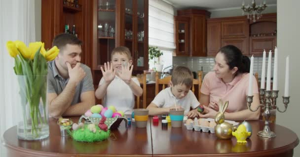 Pintura de Páscoa - Família com dois meninos colorir ovos de Páscoa — Vídeo de Stock